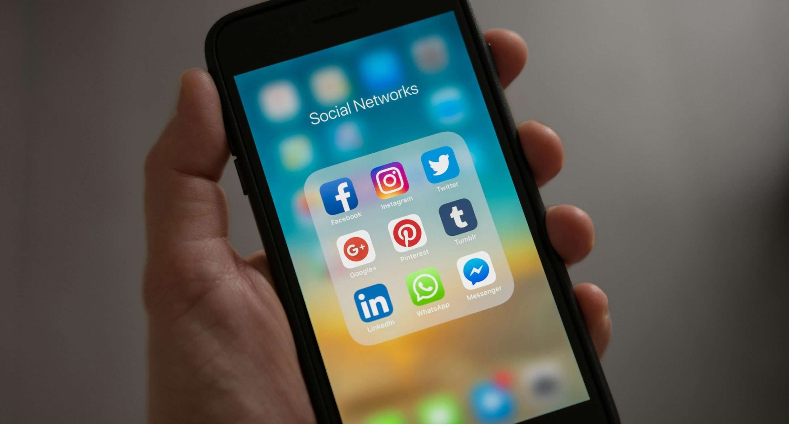 Persona Sosteniendo Iphone Mostrando Carpeta De Redes Sociales