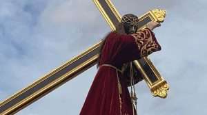 Momento en el que Ntro. Padre Jesús Nazareno realiza la Bendición