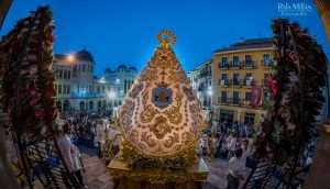 Virgen del Rosario, en lo alto de la escalinata de la Parroquia de la Asunción durante la ofrenda