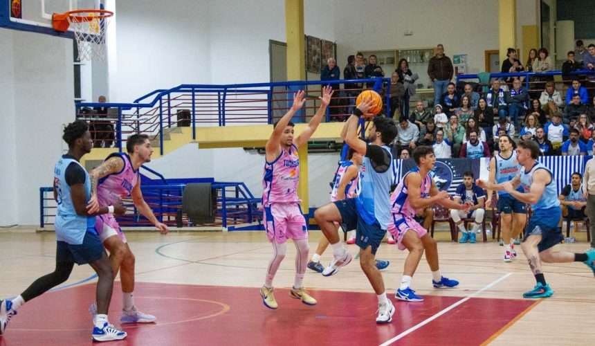 Jugadores del Tobarra CB disputando un partido