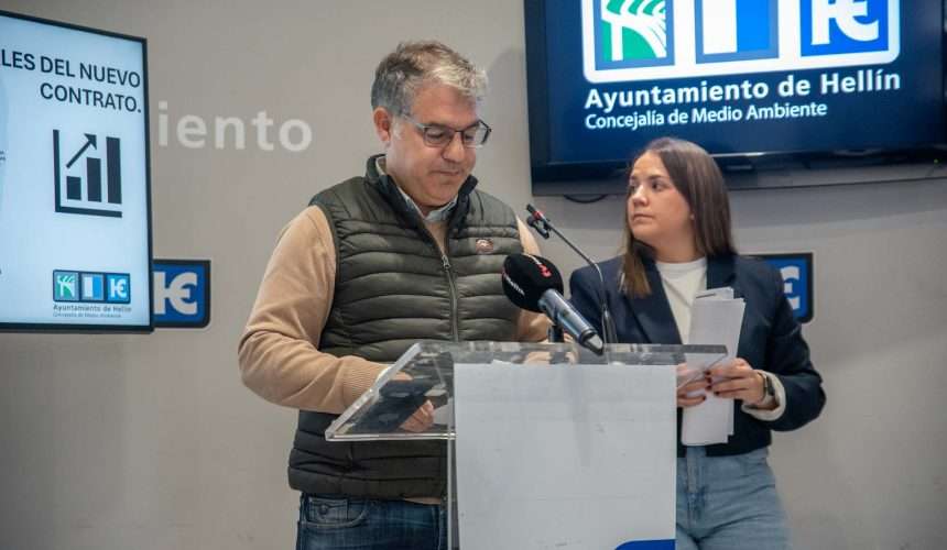 Manuel Serena, alcalde de Hellín, y Miriam García, concejal de Medioambiente