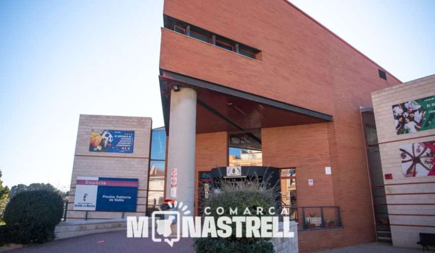 Fachada de la piscina cubierta de Hellín