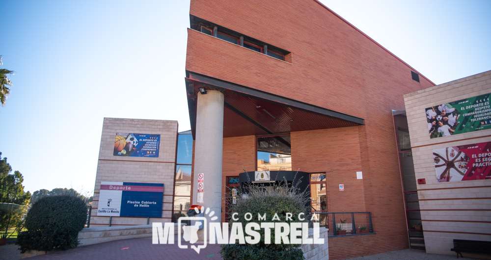 Fachada de la piscina cubierta de Hellín