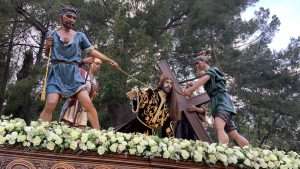 El paso de la Caída de Jesús bajando para incorporarse a la procesión de Jueves Santo