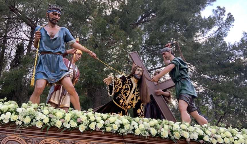 El paso de la Caída de Jesús bajando para incorporarse a la procesión de Jueves Santo